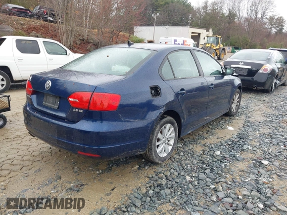 2011 Volkswagen Jetta Sedan SE w/Convenience & Sunroof PZEV with VIN 3VWDZ7AJ0BM337949, listed as a IAAI auction lot 41918098 with 199,711 mi miles. Bid and sale history available at carsss.com. Image 4.