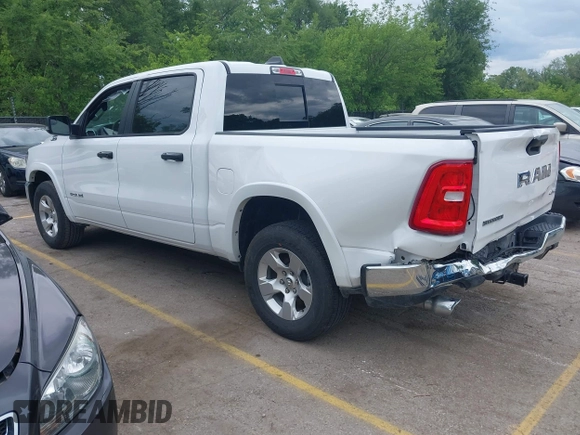 2025 Ram 1500 Big Horn z VIN 1C6SRFFP4SN562194, wystawiony jako IAAI lot #42213184 z przebiegiem 25 704 mil mil oraz . Historia ofert i sprzedaży dostępna na DreamBid. Obrazek 3.