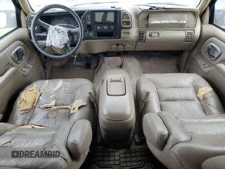 1998 Chevrolet Tahoe z VIN 3GNEK18R6WG102052, wystawiony jako Copart lot #77485244 z przebiegiem 187 542 mil mil oraz Szkoda całkowita • Salvage title. Historia ofert i sprzedaży dostępna na DreamBid. Obrazek 8.