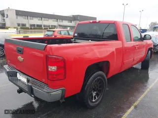 2008 Chevrolet Silverado 1500 LT w/1LT with VIN 1GCEC19018Z330212, listed as a IAAI auction lot 41559488 with 296,792 mi miles. Bid and sale history available at carsss.com. Image 4.