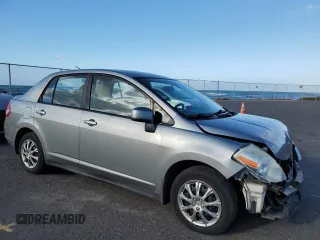 2009 Nissan Versa S z VIN 3N1BC11E49L491482, wystawiony jako Copart lot #46749315 z przebiegiem 97 529 mil mil oraz Szkoda całkowita • Salvage title. Historia ofert i sprzedaży dostępna na DreamBid. Obrazek 4.