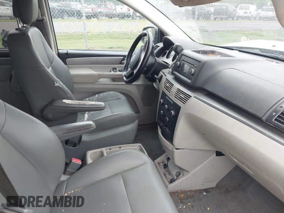 2011 Volkswagen Routan SE z VIN 2V4RW3DGXBR772583, wystawiony jako IAAI lot #42222200 z przebiegiem 213 724 mil mil oraz . Historia ofert i sprzedaży dostępna na DreamBid. Obrazek 5.