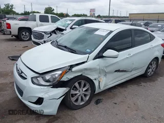 2013 Hyundai Accent GLS z VIN KMHCU4AE8DU275645, wystawiony jako IAAI lot #42139737 z przebiegiem 85 031 mil mil oraz . Historia ofert i sprzedaży dostępna na DreamBid. Obrazek 6.