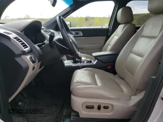 2014 Ford Explorer XLT z VIN 1FM5K8D89EGA22717, wystawiony jako Copart lot #54754805 z przebiegiem 128 773 mil mil oraz Szkody całkowita. Historia ofert i sprzedaży dostępna na DreamBid. Obrazek 7.