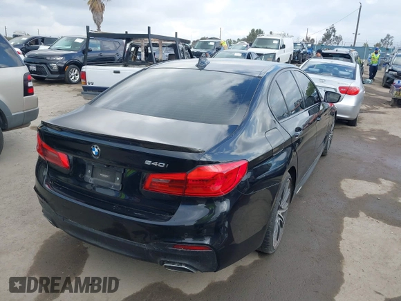 2018 BMW 5 Series 540i z VIN WBAJE5C5XJWA94252, wystawiony jako IAAI lot #42119366 z przebiegiem 53 762 mil mil oraz . Historia ofert i sprzedaży dostępna na DreamBid. Obrazek 4.