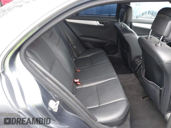 2013 Mercedes-Benz C 250 Sport z VIN WDDGF4HBXDA755303, wystawiony jako IAAI lot #41898828 z przebiegiem 119 836 mil mil oraz . Historia ofert i sprzedaży dostępna na DreamBid. Obrazek 8.
