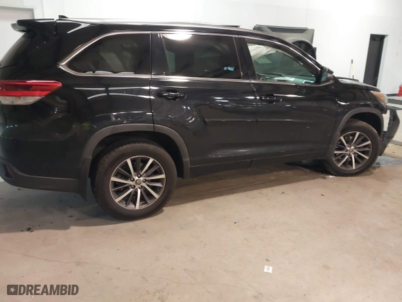 2017 Toyota Highlander XLE with VIN 5TDJZRFH1HS410312, listed as a IAAI auction lot 41729147 with 126,404 mi miles. Bid and sale history available at carsss.com. Image 4.