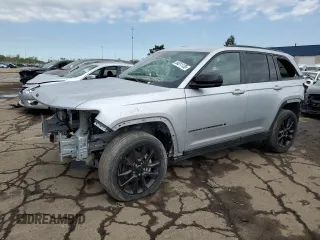 2022 Jeep Grand Cherokee Laredo z VIN 1C4RJHAG6N8606801, wystawiony jako Copart lot #54011135 z przebiegiem 33 902 mil mil oraz Czysty tytuł • Clean title. Historia ofert i sprzedaży dostępna na DreamBid. Obrazek 1.