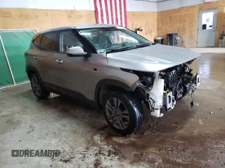 2021 Kia Seltos LX z VIN KNDEPCAA0M7044622, wystawiony jako Copart lot #53963425 z przebiegiem 94 248 mil mil oraz Szkoda całkowita • Salvage title. Historia ofert i sprzedaży dostępna na DreamBid. Obrazek 4.