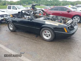 1985 Ford Mustang z VIN 1FABP27M5FF216575, wystawiony jako IAAI lot #42159775 z przebiegiem Nie podano mil oraz . Historia ofert i sprzedaży dostępna na DreamBid. Obrazek 1.
