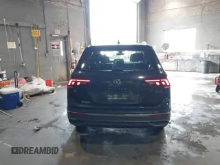 2022 Volkswagen Tiguan SE z VIN 3VV2B7AX6NM073743, wystawiony jako IAAI lot #39948815 z przebiegiem 56 368 mil mil oraz . Historia ofert i sprzedaży dostępna na DreamBid. Obrazek 16.