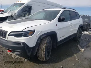 2021 Jeep Cherokee Trailhawk z VIN 1C4PJMBX4MD138927, wystawiony jako Copart lot #51919555 z przebiegiem 92 759 mil mil oraz Szkoda całkowita • Salvage title. Historia ofert i sprzedaży dostępna na DreamBid. Obrazek 1.
