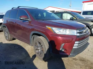 2018 Toyota Highlander LE z VIN 5TDZARFH2JS040424, wystawiony jako IAAI lot #41153516 z przebiegiem 112 246 mil mil oraz . Historia ofert i sprzedaży dostępna na DreamBid. Obrazek 1.