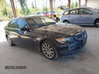 2006 BMW 3 Series 330i z VIN WBAVB33546KS32264, wystawiony jako IAAI lot #42350072 z przebiegiem 93 001 mil mil oraz . Historia ofert i sprzedaży dostępna na DreamBid. Obrazek 1.
