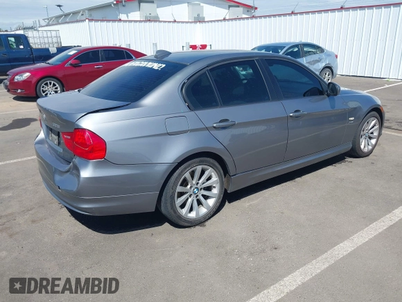 2011 BMW 3 Series 328i xDrive z VIN WBAPK5G52BNN81964, wystawiony jako IAAI lot #42206128 z przebiegiem 118 752 mil mil oraz . Historia ofert i sprzedaży dostępna na DreamBid. Obrazek 4.