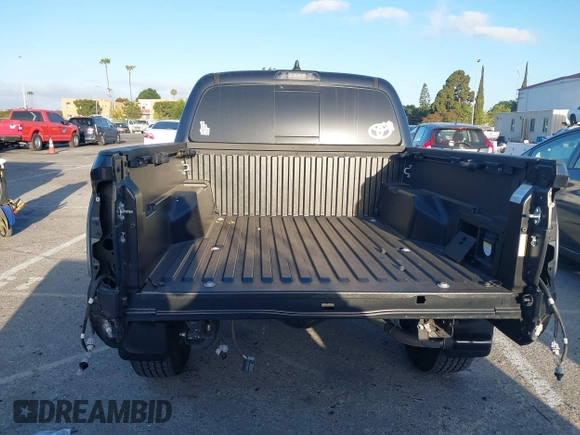 2022 Toyota Tacoma SR z VIN 3TMCZ5AN1NM531884, wystawiony jako IAAI lot #42257444 z przebiegiem Nie podano mil oraz . Historia ofert i sprzedaży dostępna na DreamBid. Obrazek 16.