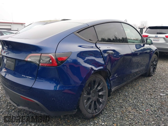 2024 Tesla Model Y Long Range with VIN 7SAYGDEE9RF066607, listed as a IAAI auction lot 40895482 with 9,988 mi miles. Bid and sale history available at carsss.com. Image 6.