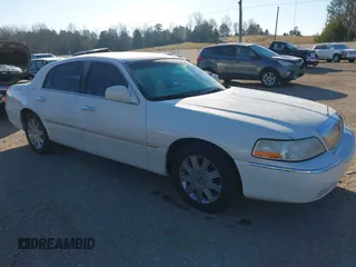 2004 Lincoln Town Car Ultimate z VIN 1LNHM83W74Y640814, wystawiony jako IAAI lot #41226932 z przebiegiem 164 363 mil mil oraz . Historia ofert i sprzedaży dostępna na DreamBid. Obrazek 1.