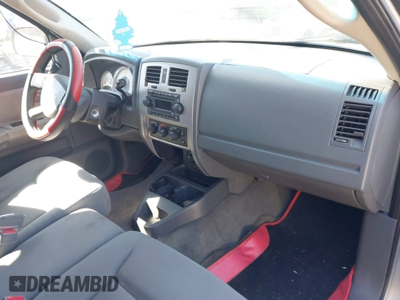 2006 Dodge Dakota SLT z VIN 1D7HW48N76S507358, wystawiony jako IAAI lot #41876899 z przebiegiem 131 880 mil mil oraz . Historia ofert i sprzedaży dostępna na DreamBid. Obrazek 5.