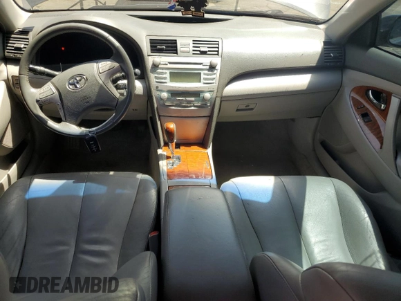 2008 Toyota Camry LE z VIN 4T1BK46KX8U054845, wystawiony jako Copart lot #56856655 z przebiegiem 247 135 mil mil oraz Szkoda całkowita • Salvage title. Historia ofert i sprzedaży dostępna na DreamBid. Obrazek 8.
