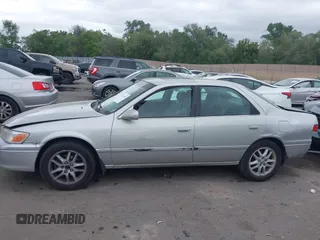 2001 Toyota Camry LE z VIN 4T1BF28K71U127407, wystawiony jako IAAI lot #42247606 z przebiegiem 289 995 mil mil oraz . Historia ofert i sprzedaży dostępna na DreamBid. Obrazek 14.