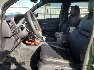 2023 Nissan Frontier SV z VIN 1N6ED1EK3PN622340, wystawiony jako Copart lot #56932345 z przebiegiem 13 234 mil mil oraz Szkoda całkowita • Salvage title. Historia ofert i sprzedaży dostępna na DreamBid. Obrazek 7.