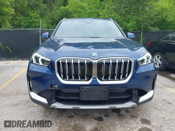 2025 BMW X1 xDrive28i z VIN WBX73EF07S5228273, wystawiony jako IAAI lot #42436863 z przebiegiem 6 845 mil mil oraz . Historia ofert i sprzedaży dostępna na DreamBid. Obrazek 6.