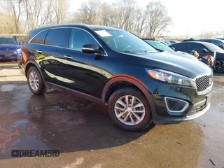 2018 Kia Sorento LX z VIN 5XYPG4A35JG379003, wystawiony jako IAAI lot #41743057 z przebiegiem 94 408 mil mil oraz . Historia ofert i sprzedaży dostępna na DreamBid. Obrazek 1.