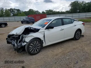 2025 Nissan Altima SV z VIN 1N4BL4DV1SN300042, wystawiony jako Copart lot #54132235 z przebiegiem 21 988 mil mil oraz Szkoda całkowita • Salvage title. Historia ofert i sprzedaży dostępna na DreamBid. Obrazek 1.