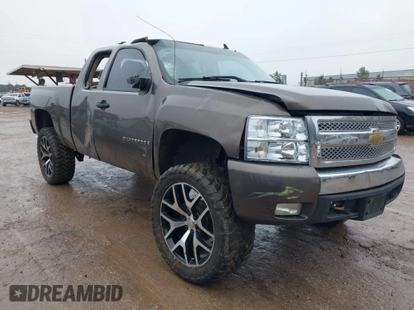 2007 Chevrolet Silverado 1500 LT w/1LT with VIN 2GCEC19J971723987, listed as a IAAI auction lot 41449499 with 302,703 mi miles. Bid and sale history available at carsss.com. Image 1.