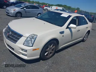 2008 Cadillac STS RWD z VIN 1G6DZ67A580168157, wystawiony jako IAAI lot #42133003 z przebiegiem 133 928 mil mil oraz . Historia ofert i sprzedaży dostępna na DreamBid. Obrazek 2.