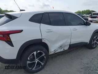2024 Chevrolet Trax 1RS z VIN KL77LGE28RC154408, wystawiony jako IAAI lot #42105647 z przebiegiem 17 913 mil mil oraz . Historia ofert i sprzedaży dostępna na DreamBid. Obrazek 6.