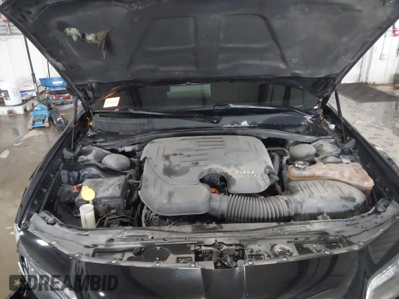 2019 Chrysler 300 with VIN 2C3CCABG6KH617913, listed as a IAAI auction lot 41558437 with 113,073 mi miles. Bid and sale history available at carsss.com. Image 10.