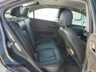 2013 Chevrolet Sonic LTZ z VIN 1G1JE5SH6D4114209, wystawiony jako Copart lot #44854675 z przebiegiem 130 385 mil mil oraz Czysty tytuł • Clean title. Historia ofert i sprzedaży dostępna na DreamBid. Obrazek 10.