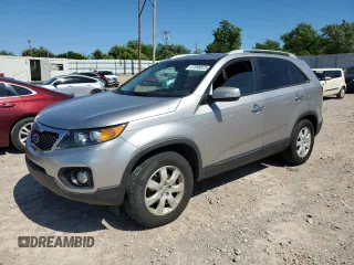2013 Kia Sorento LX z VIN 5XYKT3A61DG395312, wystawiony jako Copart lot #57898925 z przebiegiem 130 307 mil mil oraz Tytuł czysty. Historia ofert i sprzedaży dostępna na DreamBid. Obrazek 1.