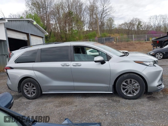 2021 Toyota Sienna XLE with VIN 5TDJRKEC1MS027266, listed as a IAAI auction lot 41956093 with 61,341 mi miles. Bid and sale history available at carsss.com. Image 13.