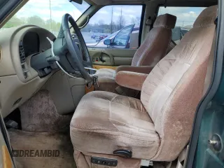 1998 GMC Safari z VIN 1GDDM19WXWB540497, wystawiony jako Copart lot #50780655 z przebiegiem 115 575 mil mil oraz Nie do naprawy. Historia ofert i sprzedaży dostępna na DreamBid. Obrazek 7.