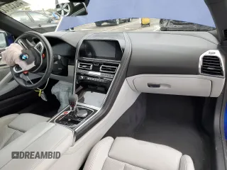 2020 BMW M8 Competition z VIN WBSDZ0C05LCD34011, wystawiony jako Copart lot #40355733 z przebiegiem Nie podano mil oraz . Historia ofert i sprzedaży dostępna na DreamBid. Obrazek 8.