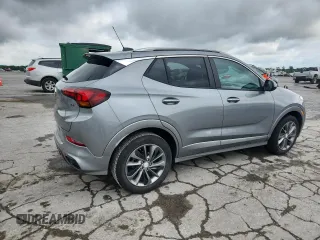 2023 Buick Encore GX Select z VIN KL4MMDSL6PB066405, wystawiony jako Copart lot #59940995 z przebiegiem 26 385 mil mil oraz Czysty tytuł • Clean title. Historia ofert i sprzedaży dostępna na DreamBid. Obrazek 3.