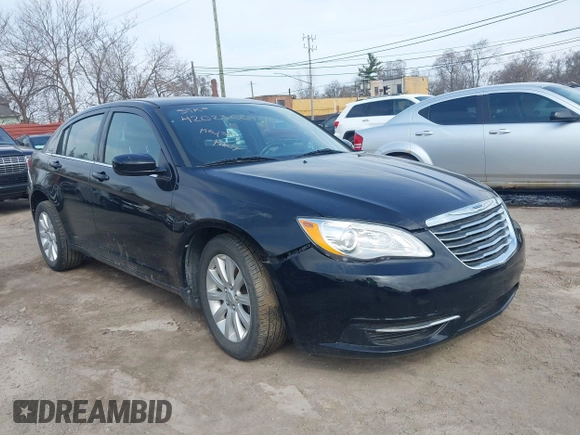2013 Chrysler 200 Touring z VIN 1C3CCBBB5DN699931, wystawiony jako IAAI lot #42023004 z przebiegiem 62 737 mil mil oraz . Historia ofert i sprzedaży dostępna na DreamBid. Obrazek 1.