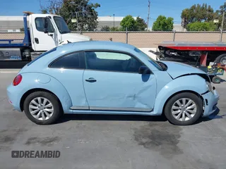2015 Volkswagen Beetle Fleet Edition z VIN 3VWF17AT6FM639589, wystawiony jako IAAI lot #42538753 z przebiegiem 104 935 mil mil oraz . Historia ofert i sprzedaży dostępna na DreamBid. Obrazek 13.