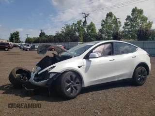 2024 Tesla Model Y z VIN 7SAYGDED9RF133701, wystawiony jako Copart lot #64060785 z przebiegiem Nie podano mil oraz Szkoda całkowita • Salvage title. Historia ofert i sprzedaży dostępna na DreamBid. Obrazek 1.