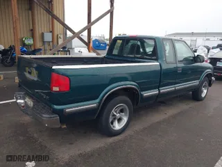 1998 Chevrolet S-10 LS with VIN 1GCCS19X2W8231473, listed as a IAAI auction lot 41965334 with 85,048 mi miles. Bid and sale history available at carsss.com. Image 4.