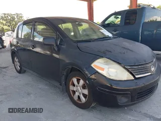 2009 Nissan Versa S z VIN 3N1BC13E19L476855, wystawiony jako IAAI lot #42319486 z przebiegiem 98 425 mil mil oraz . Historia ofert i sprzedaży dostępna na DreamBid. Obrazek 1.