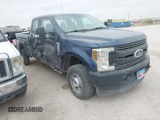 2018 Ford F-250 XL z VIN 1FT7X2B68JEB42589, wystawiony jako IAAI lot #42105402 z przebiegiem 295 044 mil mil oraz . Historia ofert i sprzedaży dostępna na DreamBid. Obrazek 1.