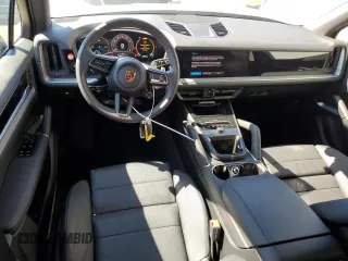 2024 Porsche Cayenne z VIN WP1AA2AY0RDA11814, wystawiony jako Copart lot #45279905 z przebiegiem 4 497 mil mil oraz Szkoda całkowita • Salvage title. Historia ofert i sprzedaży dostępna na DreamBid. Obrazek 8.