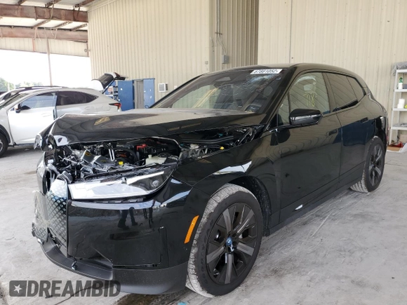 2023 BMW iX xDrive50 z VIN WB523CF08PCL23354, wystawiony jako Copart lot #67861052 z przebiegiem 718 mil mil oraz . Historia ofert i sprzedaży dostępna na DreamBid. Obrazek 1.