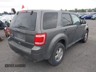 2011 Ford Escape XLS z VIN 1FMCU9C78BKB35289, wystawiony jako IAAI lot #42117290 z przebiegiem 221 088 mil mil oraz . Historia ofert i sprzedaży dostępna na DreamBid. Obrazek 4.