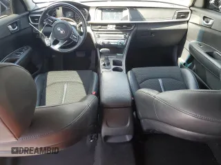 2020 Kia Optima LX z VIN 5XXGT4L33LG412225, wystawiony jako Copart lot #55460765 z przebiegiem 61 029 mil mil oraz Szkoda całkowita • Salvage title. Historia ofert i sprzedaży dostępna na DreamBid. Obrazek 8.