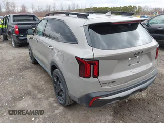 2025 Kia Sorento X-Line SX Prestige z VIN 5XYRKDJF9SG329417, wystawiony jako IAAI lot #41860763 z przebiegiem 1 753 mil mil oraz . Historia ofert i sprzedaży dostępna na DreamBid. Obrazek 3.
